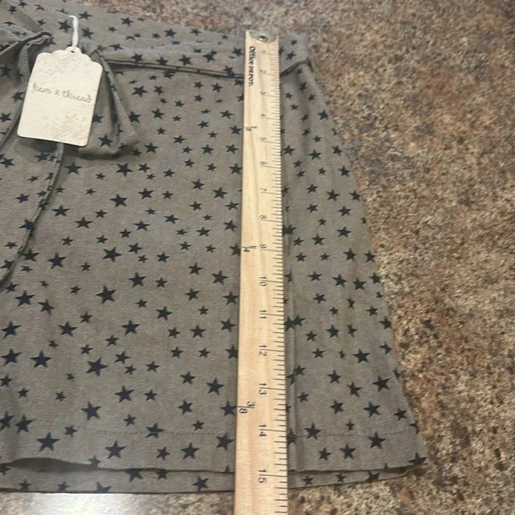 Hem & Thread Shorts Tan With Black Star Pattern Side Zipper Womens Size Large - Picture 11 of 11